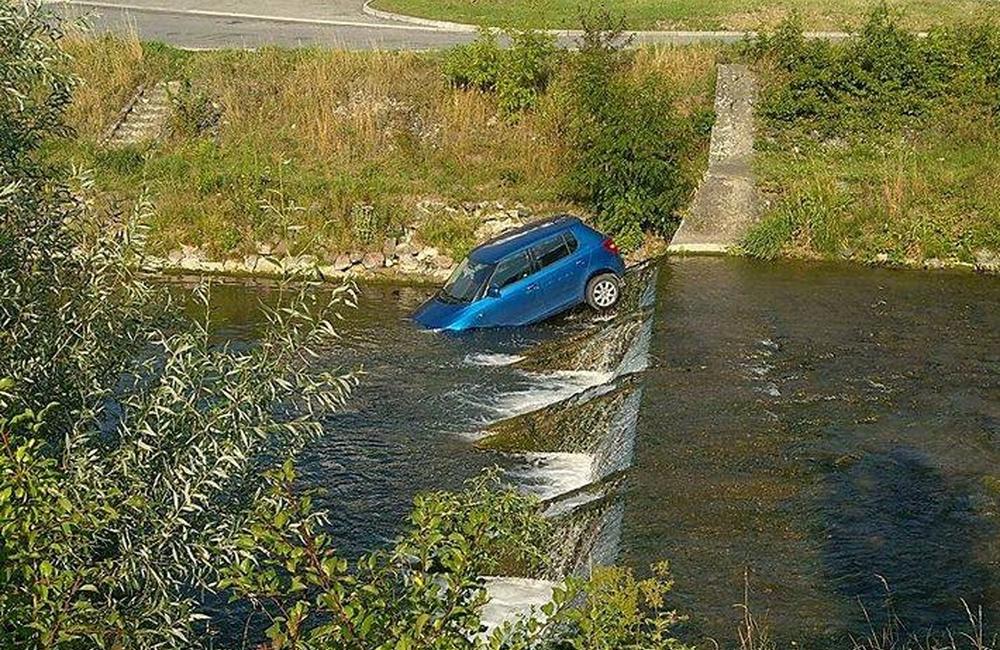 Fotogaléria: Do Rajčanky spadlo osobné auto, foto 5