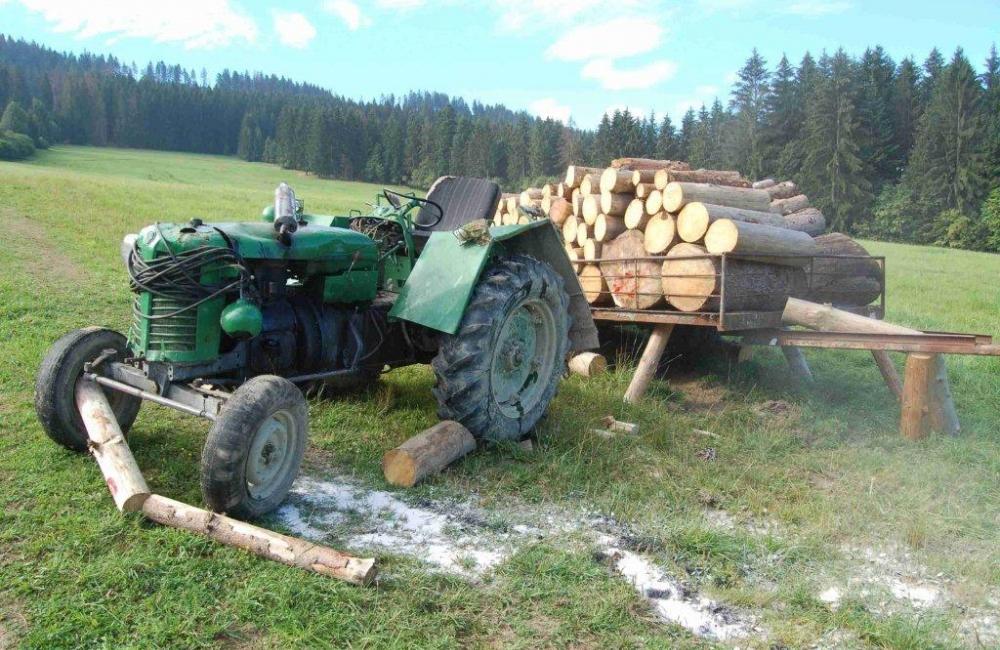 Muža v obci Podvysoká zavalil 5.augusta 2017 traktor, foto 1
