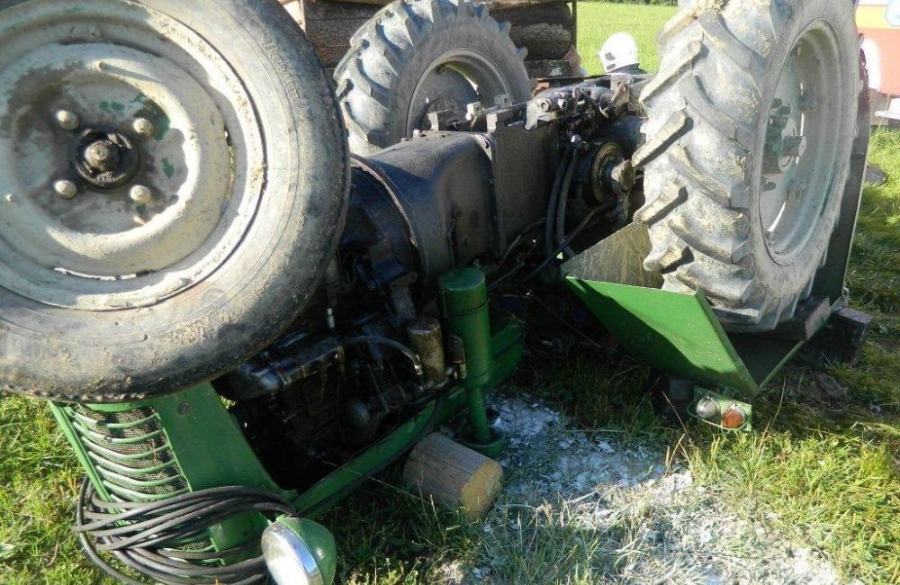 Muža v obci Podvysoká zavalil 5.augusta 2017 traktor, foto 4