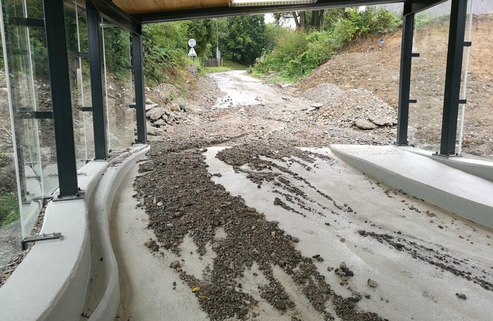 Predčasne otvorený železničný podchod v Hornom Hričove zaplavila voda, foto 1