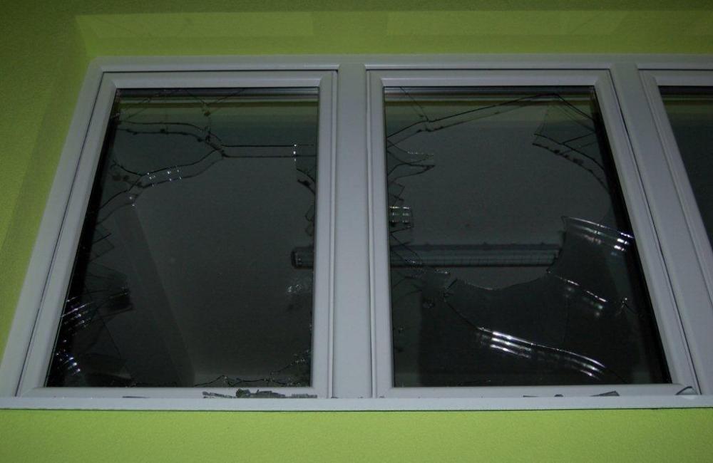 Muž v Turzovke rozbíjal okná na škôlke, hrozia mu 3 roky väzenia, foto 1
