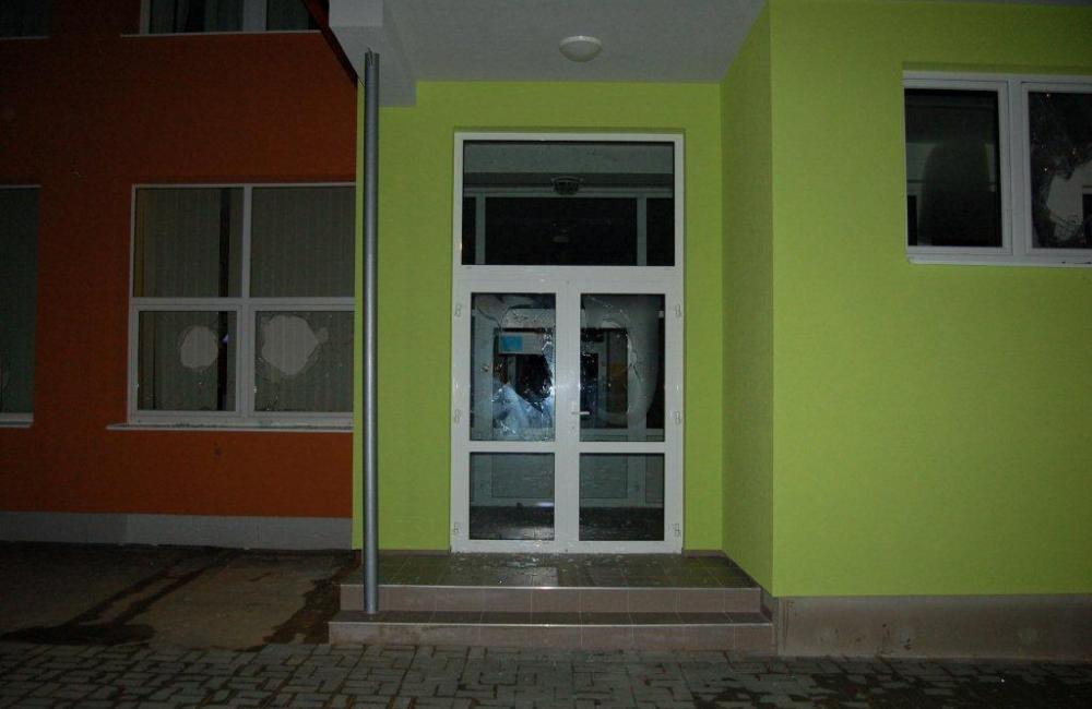 Muž v Turzovke rozbíjal okná na škôlke, hrozia mu 3 roky väzenia, foto 2