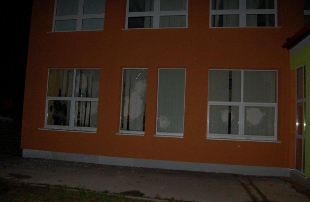 Muž v Turzovke rozbíjal okná na škôlke, hrozia mu 3 roky väzenia, foto 3