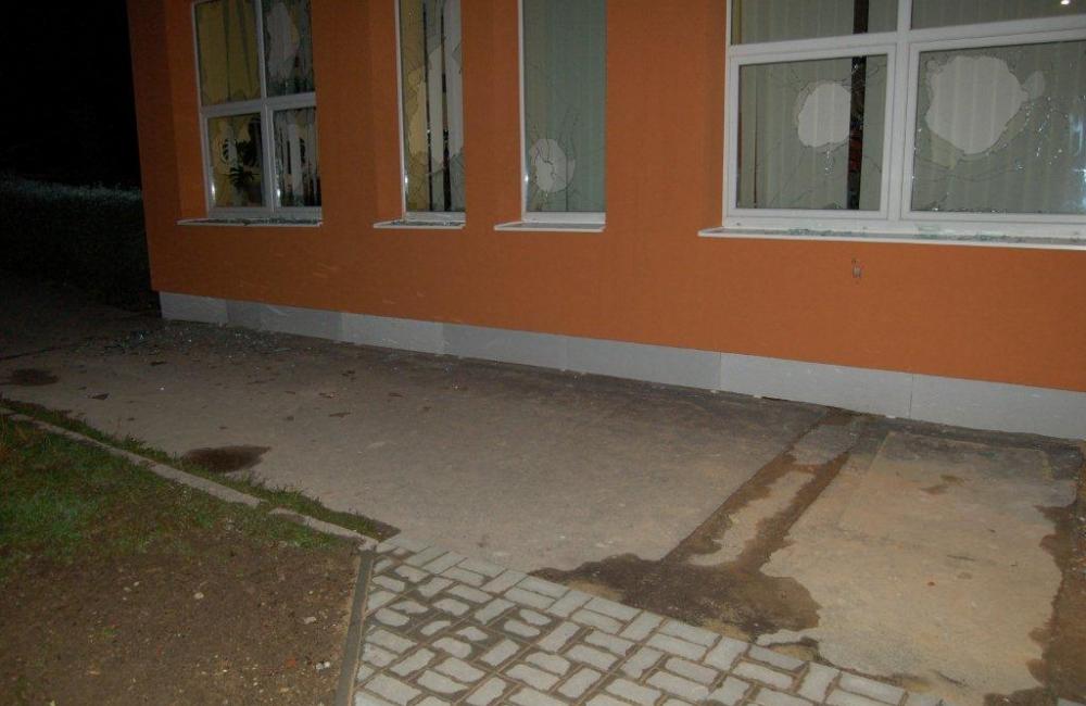 Muž v Turzovke rozbíjal okná na škôlke, hrozia mu 3 roky väzenia, foto 4