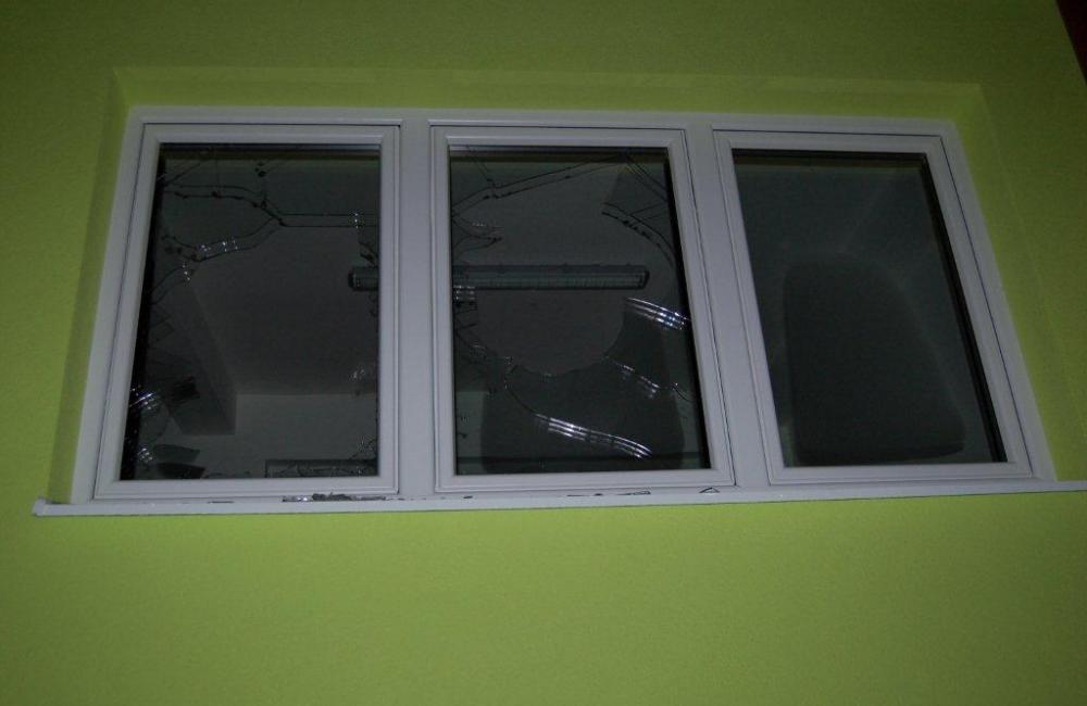 Muž v Turzovke rozbíjal okná na škôlke, hrozia mu 3 roky väzenia, foto 5