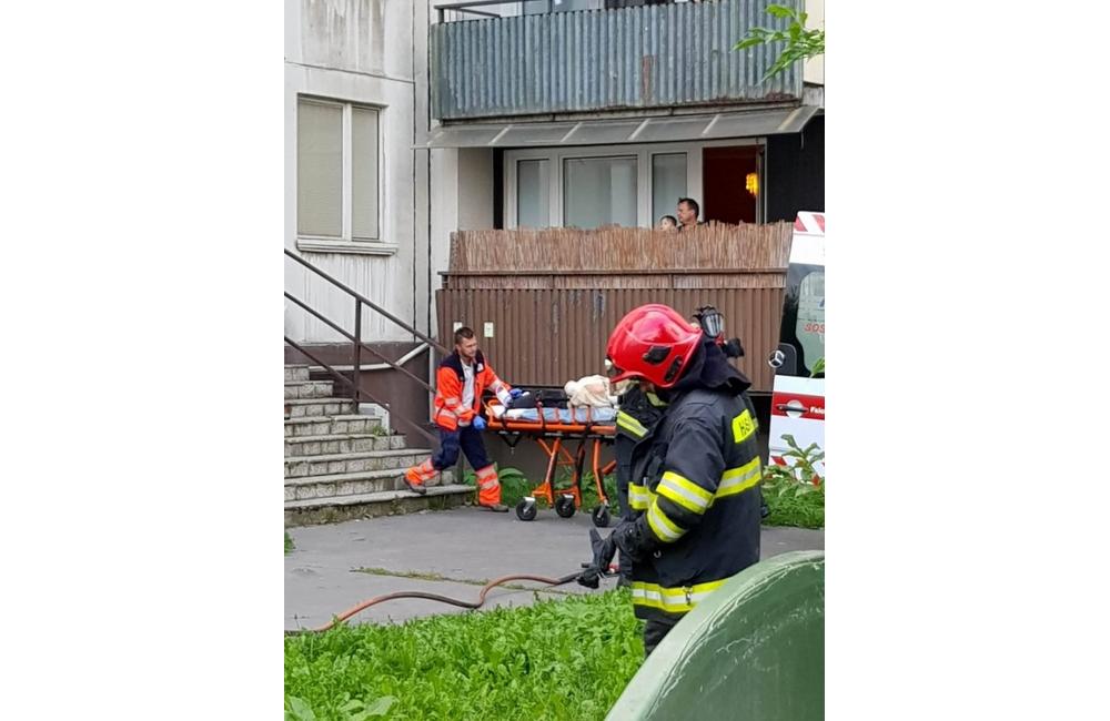 V byte na ulici Revolučná vybuchol plyn, na mieste sú hasiči aj záchranná služba, foto 9