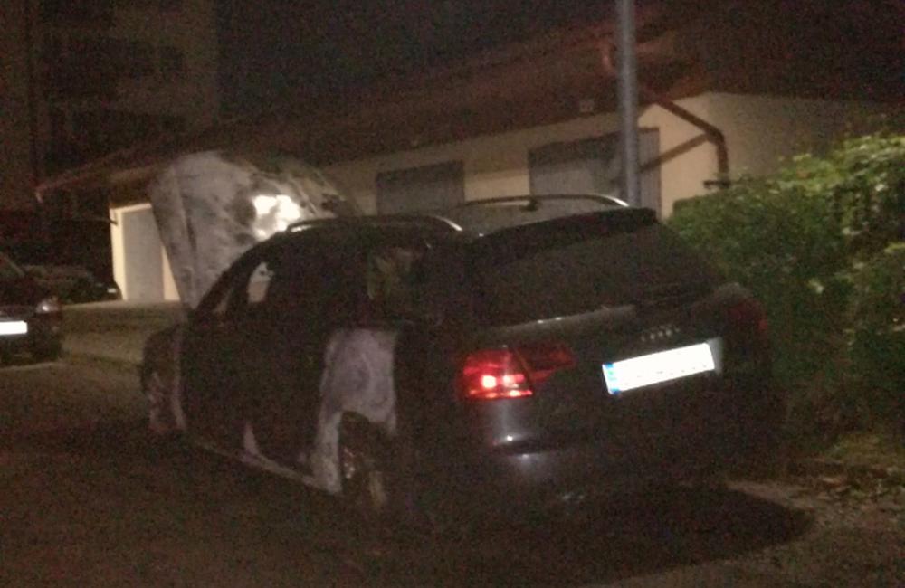 Požiar osobného auta značky Audi na sídlisku Vlčince - 8.10.2017, foto 1