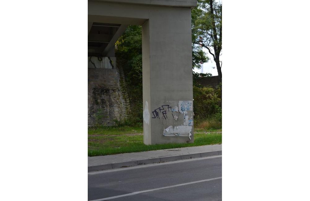 Voda z mosta padá priamo na chodník pre chodcov, foto 1