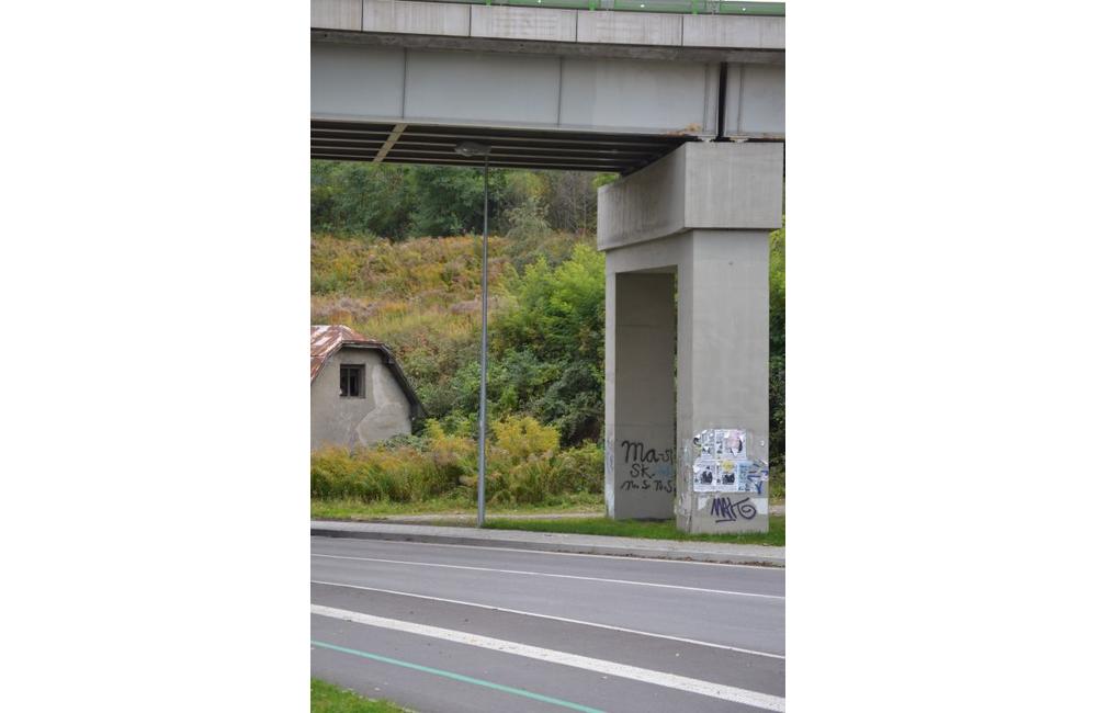 Voda z mosta padá priamo na chodník pre chodcov, foto 4