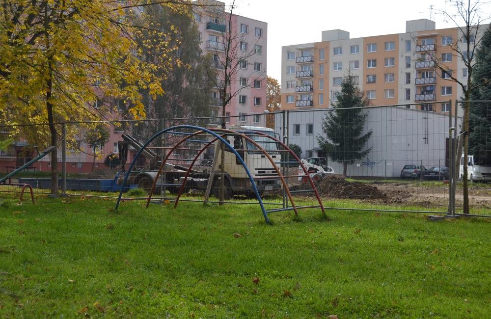 Práce na budovaní parku a ovocného sadu na Dobšinského ulici, sídlisko Vlčince, foto 1