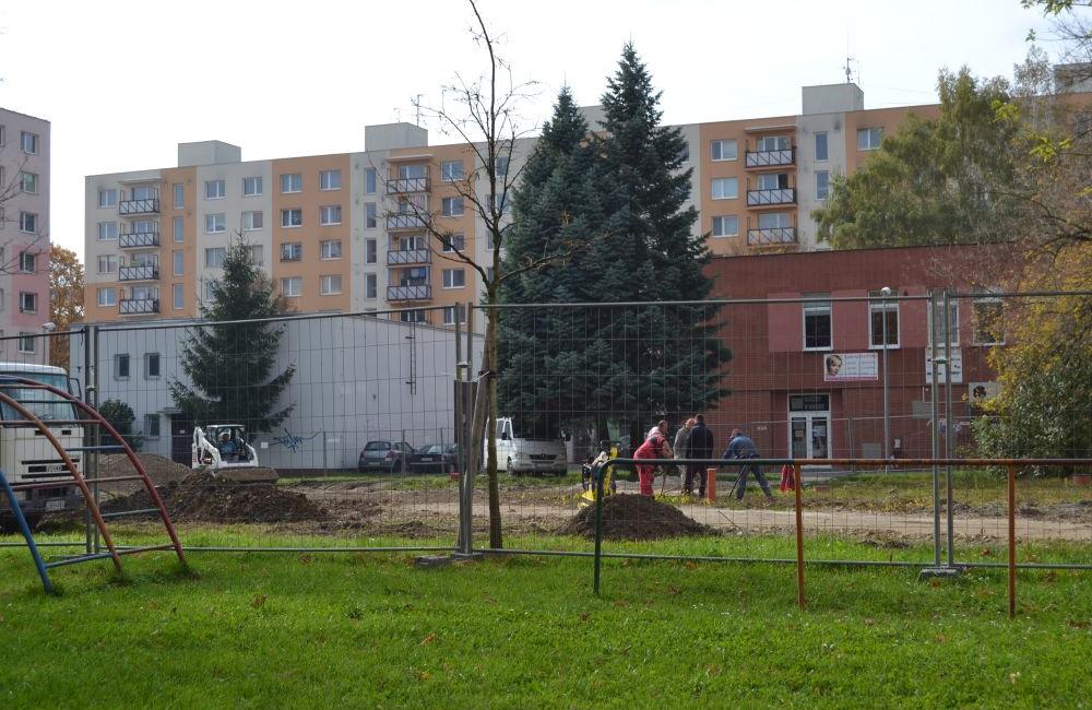 Práce na budovaní parku a ovocného sadu na Dobšinského ulici, sídlisko Vlčince, foto 2