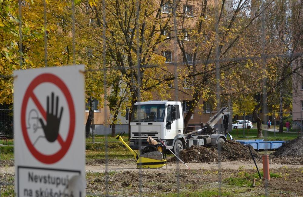 Práce na budovaní parku a ovocného sadu na Dobšinského ulici, sídlisko Vlčince, foto 7