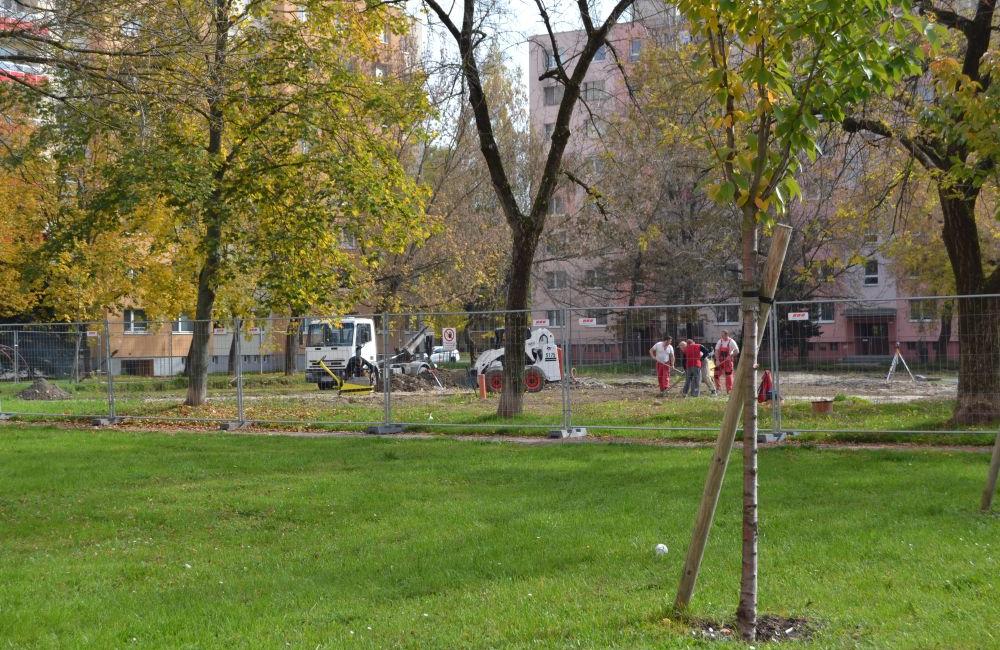 Práce na budovaní parku a ovocného sadu na Dobšinského ulici, sídlisko Vlčince, foto 8