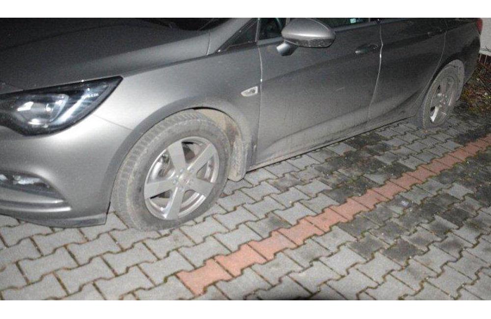 Poškodené pneumatiky na ulici Mládeže v Martine, 25.11.2017, foto 1