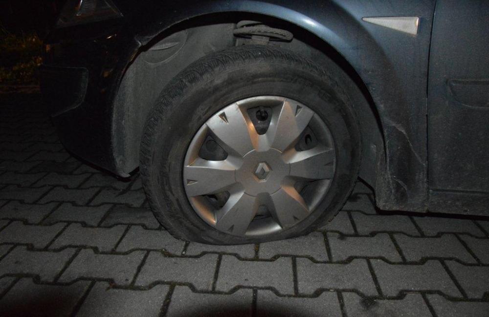 Poškodené pneumatiky na ulici Mládeže v Martine, 25.11.2017, foto 2