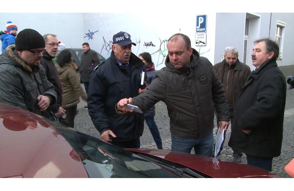 Kontrola platných parkovacích preukazov ZŤP v Žiline 28.11.2017, foto 9