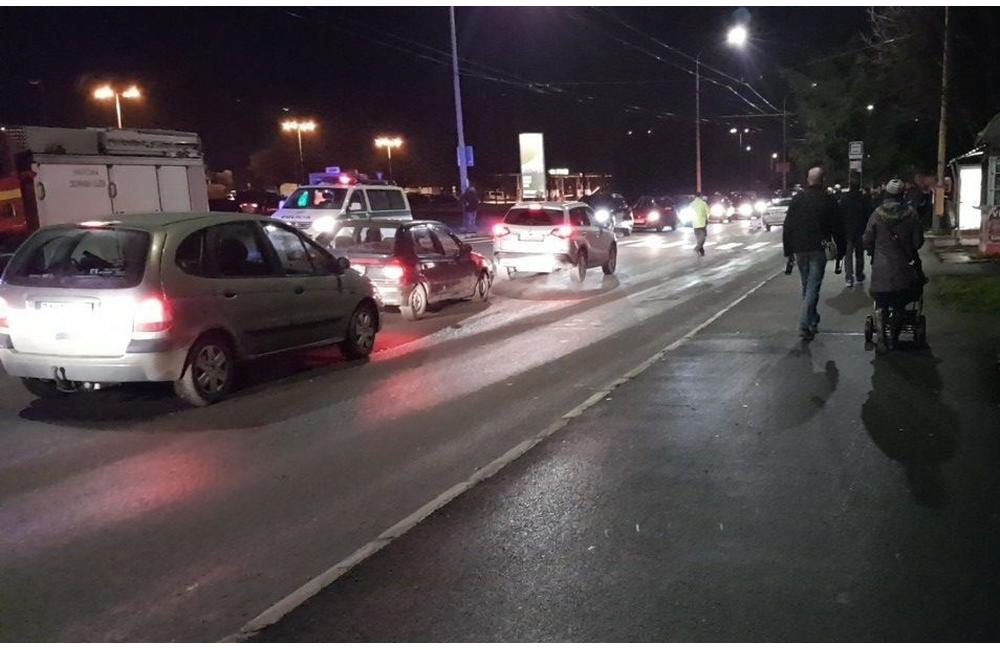 Osobné auto zrazilo osobu s dieťaťom na sídlisku Solinky, foto 2