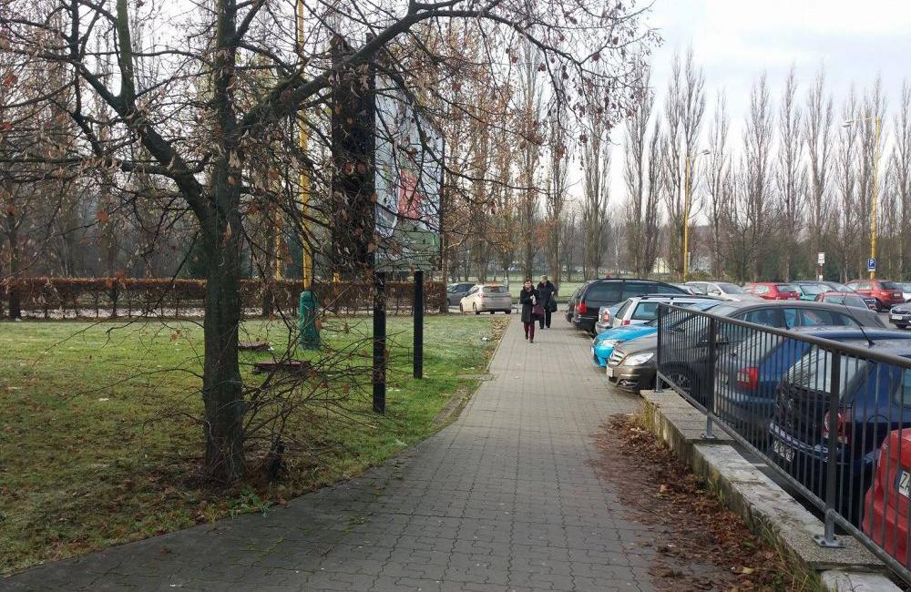Jazda vozidiel taxi služby po chodníkoch pri poliklinike ŽILPO, foto 3