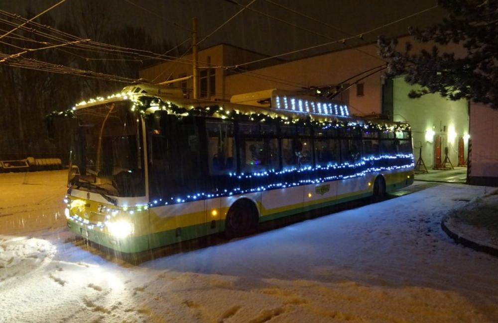 Vianočný trolejbus v uliciach Žiliny aj v roku 2017, foto 2