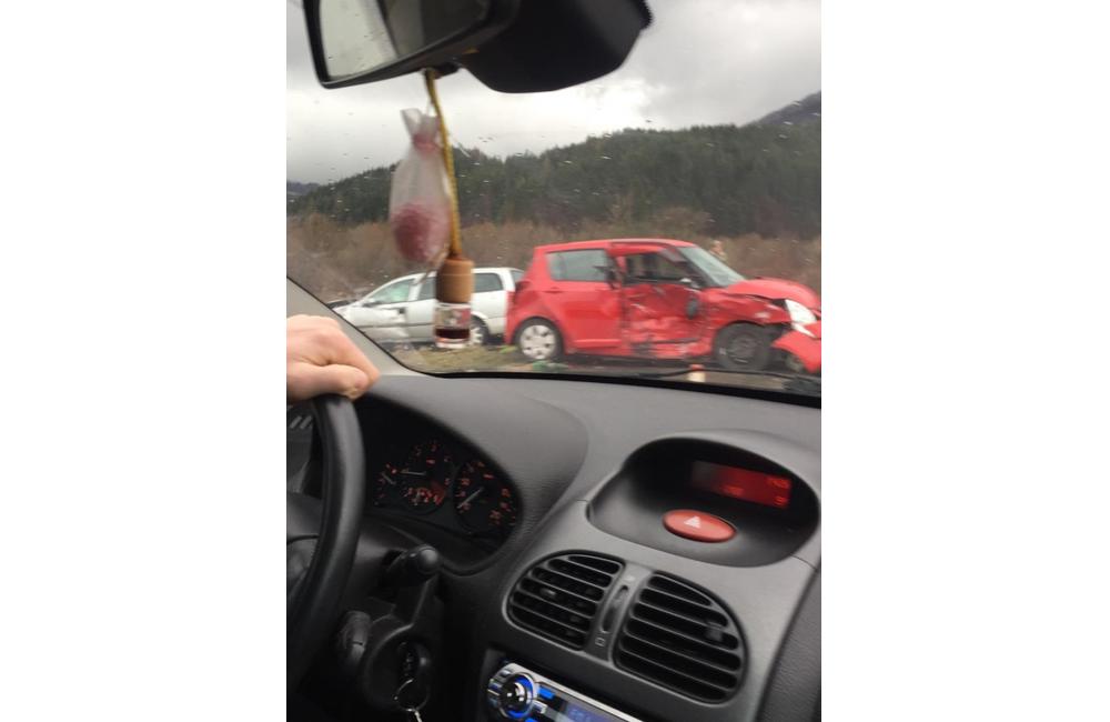 Pri Belej došlo k dopravnej nehode dvoch vozidiel, v mieste sa zdržíte, foto 1