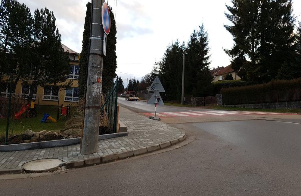 Rekonštrukcia chodníka, parkoviska a oplotenia pri ZŠ s MŠ Trnové, foto 2