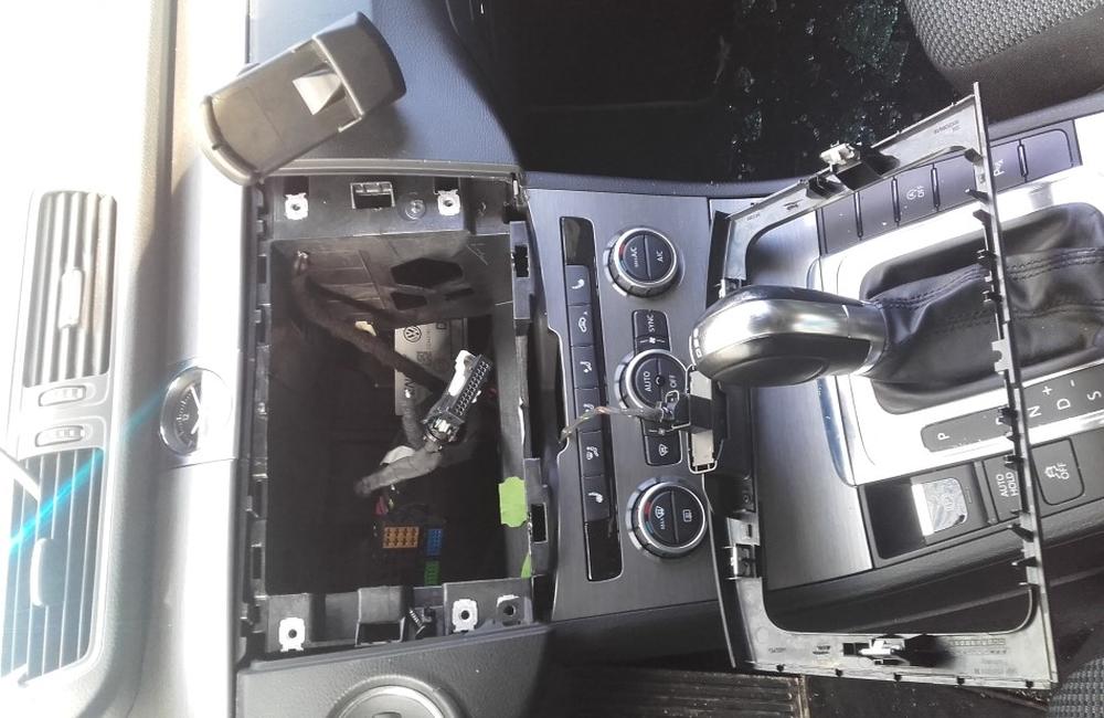 Krádež navigácie z vozidla VW Passat na ulici Bajzova v Žiline - 22.01.2018, foto 1