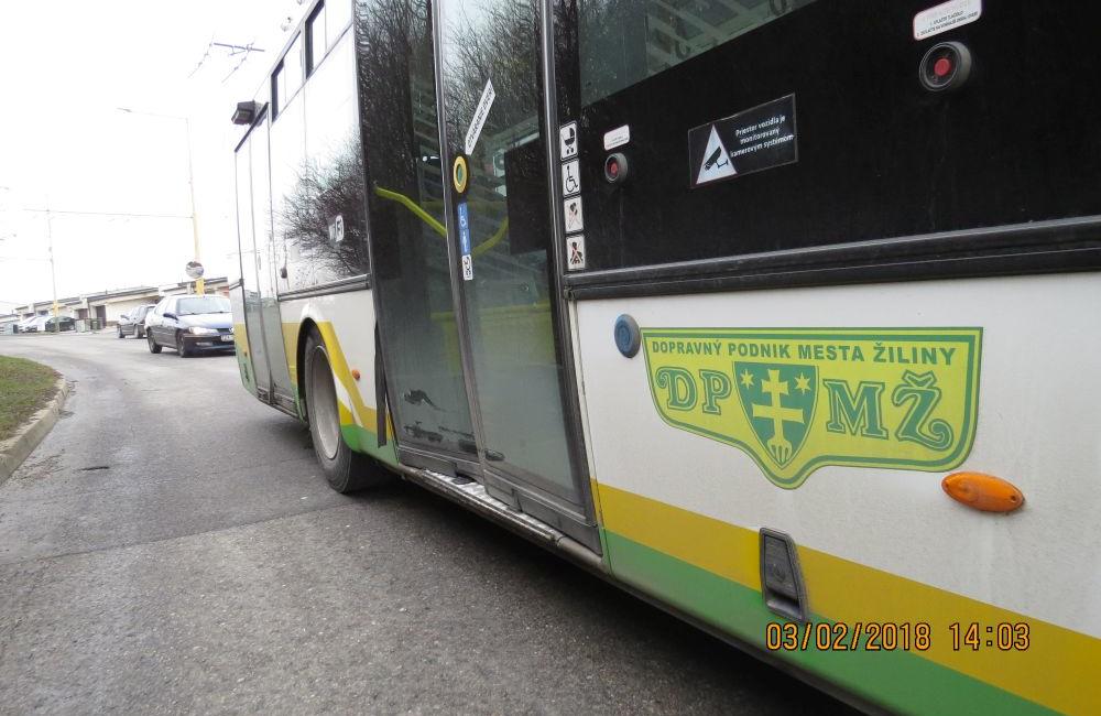 Opitý vodič nabúral do autobusu MHD na sídlisku Hájik, foto 4