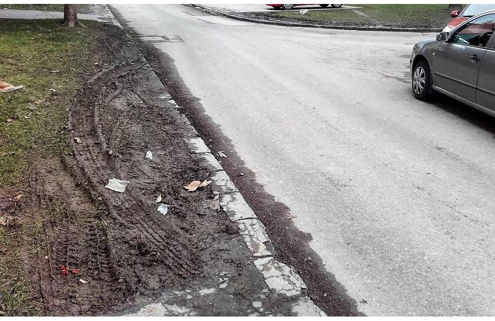 Mestská polícia upozorňuje vodičov, aby nejazdili po trávnatých plochách, foto 2