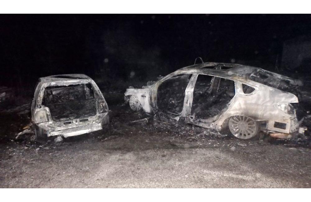 Požiar dvoch osobných áut v obci Belá 20.2.2018, foto 1
