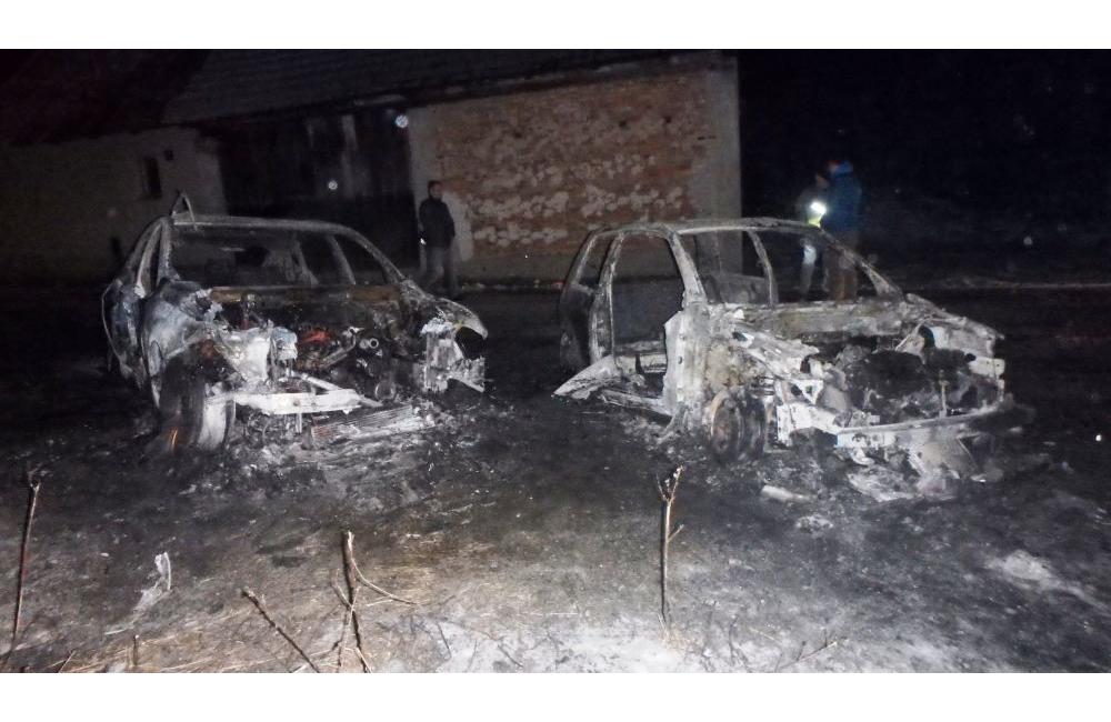 Požiar dvoch osobných áut v obci Belá 20.2.2018, foto 2