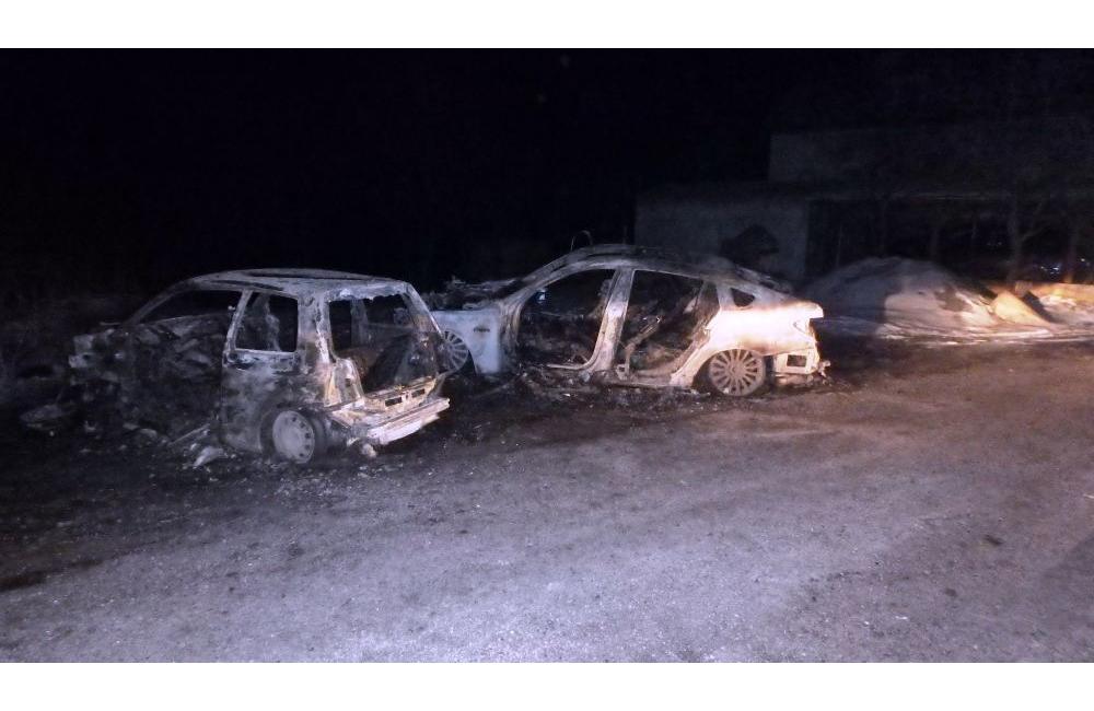 Požiar dvoch osobných áut v obci Belá 20.2.2018, foto 3