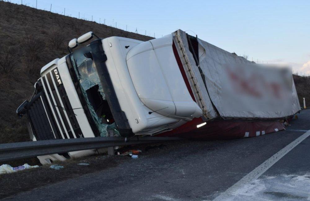Dopravná nehoda kamión na diaľnici - Považská Bystrica, foto 1