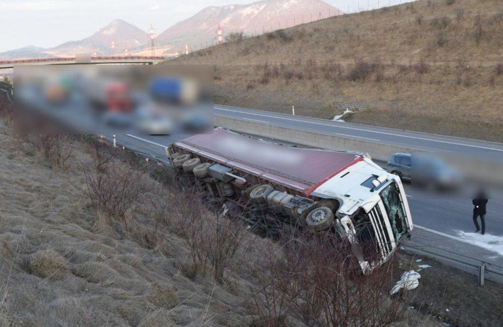 Dopravná nehoda kamión na diaľnici - Považská Bystrica, foto 2