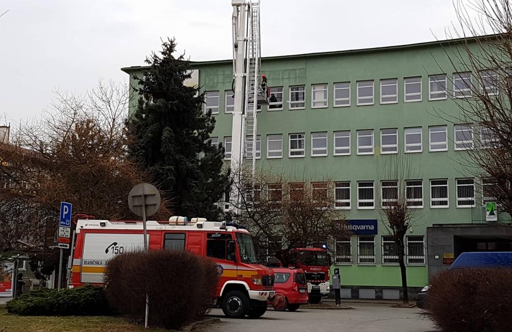 Zásah hasičov pri strhnutej streche budovy Lesník na Štefánikovom námesti v Žiline, foto 1
