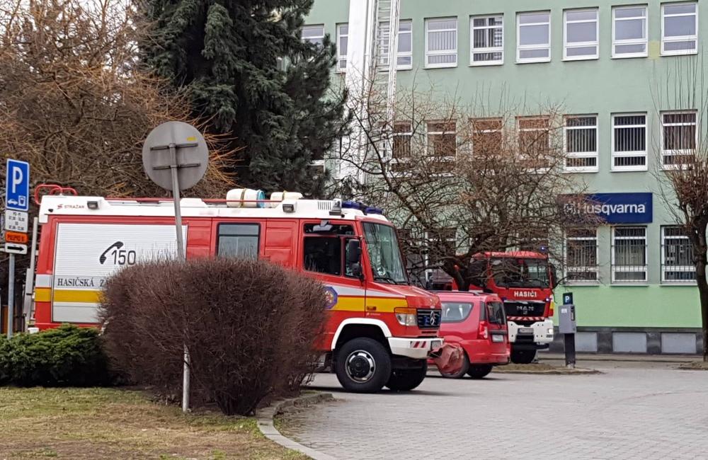Zásah hasičov pri strhnutej streche budovy Lesník na Štefánikovom námesti v Žiline, foto 2