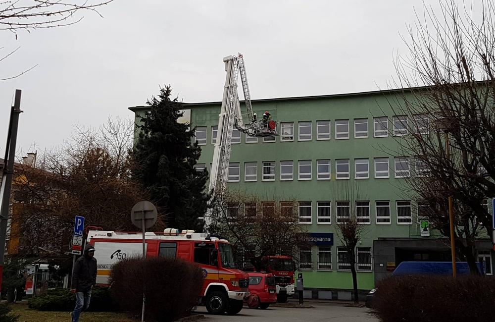 Zásah hasičov pri strhnutej streche budovy Lesník na Štefánikovom námesti v Žiline, foto 4