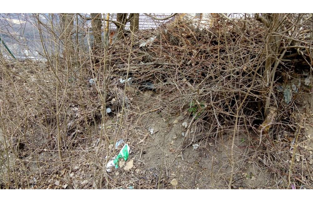 Neporiadok v rozhľadni na Dubni pri meste Žilina, foto 1