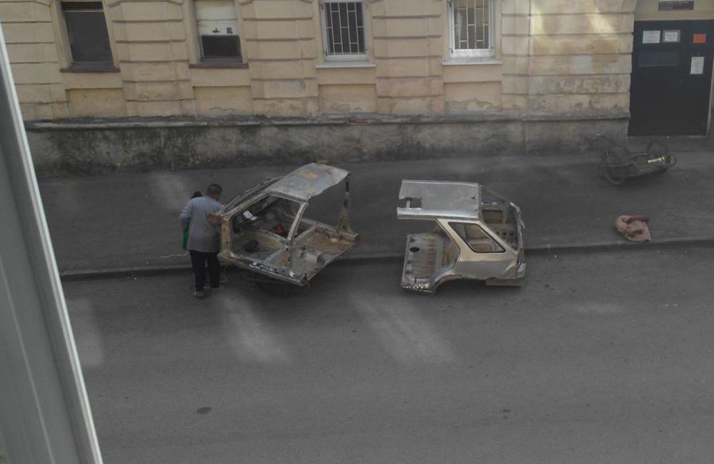 FOTO: Ako dvaja rómski spoluobčania presúvali vrak auta cez pol Žiliny, foto 8