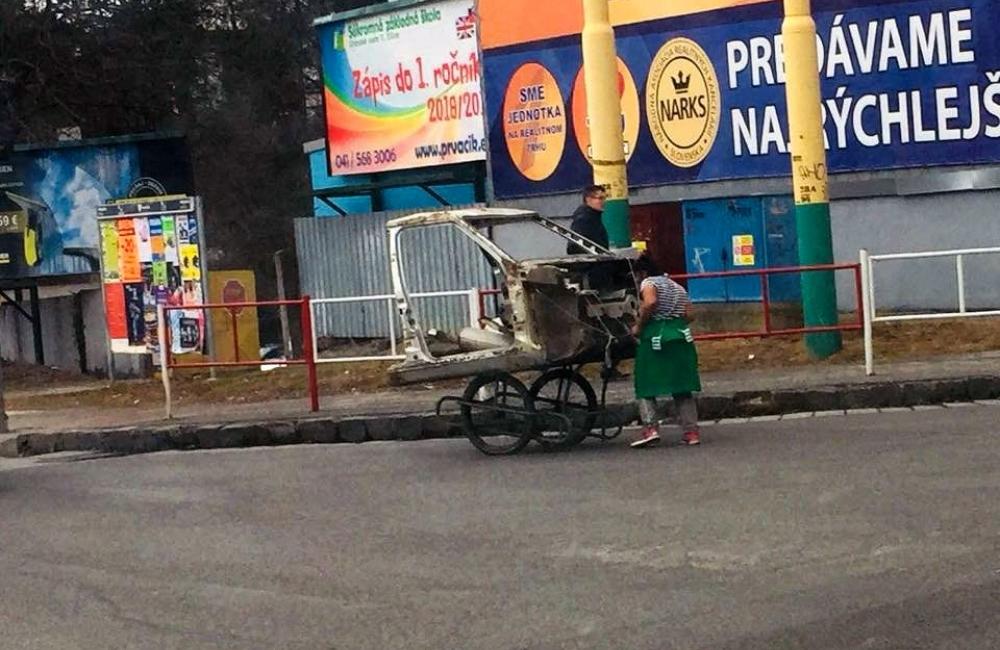 FOTO: Ako dvaja rómski spoluobčania presúvali vrak auta cez pol Žiliny, foto 7