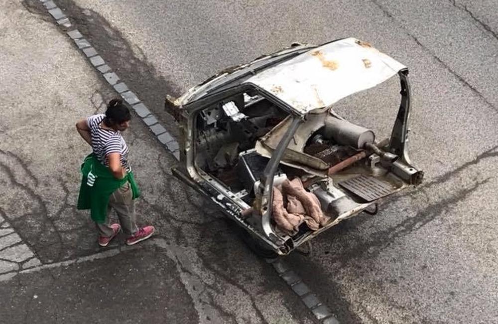 FOTO: Ako dvaja rómski spoluobčania presúvali vrak auta cez pol Žiliny, foto 4