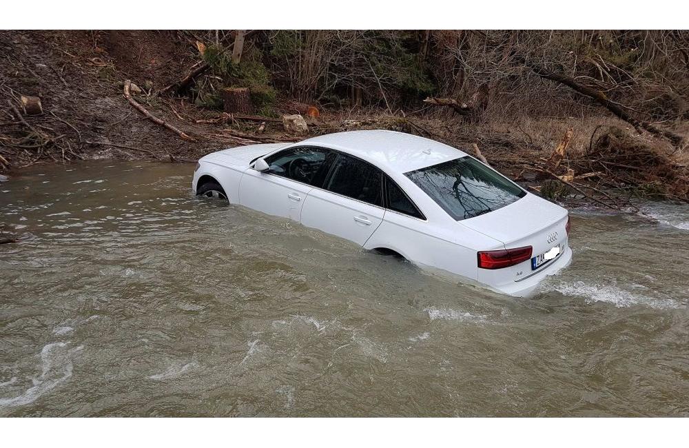 Osobné auto značky Audi v Rajčanke pri Rajeckej Lesnej, foto 2