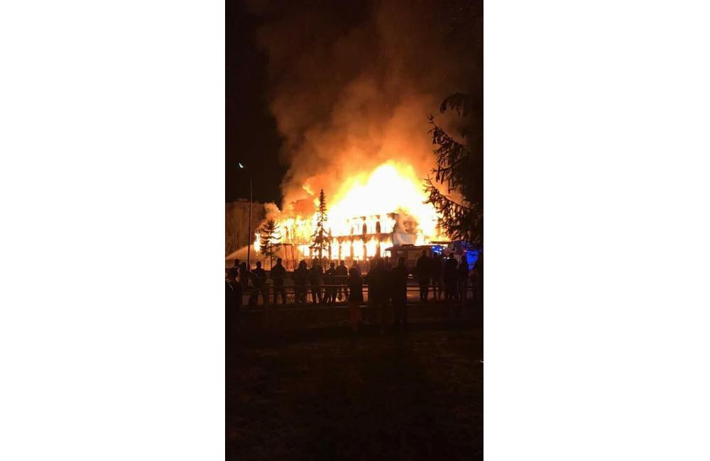 AKTUÁLNE: Žilinskí hasiči zasahujú pri veľkom požiari v Považskej Bystrici, foto 4