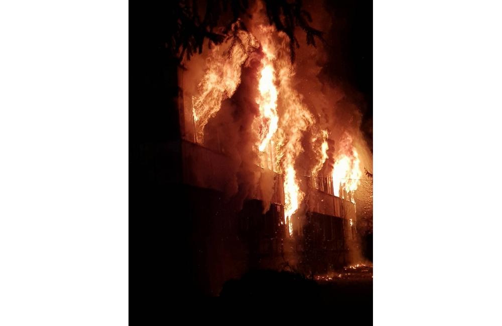 AKTUÁLNE: Žilinskí hasiči zasahujú pri veľkom požiari v Považskej Bystrici, foto 7