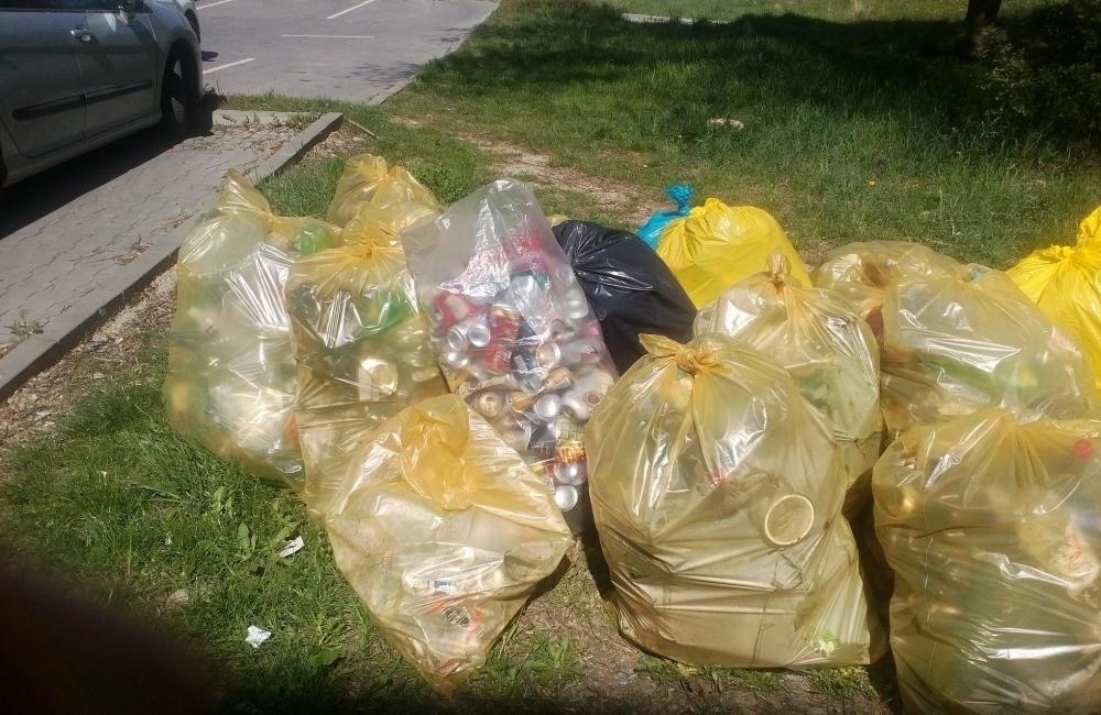 FOTO: Dobrovoľníci čistili odpadky aj na Vlčincoch v priestoroch za Billou, foto 1