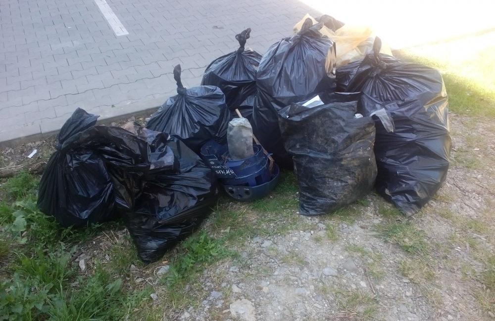 FOTO: Dobrovoľníci čistili odpadky aj na Vlčincoch v priestoroch za Billou, foto 4