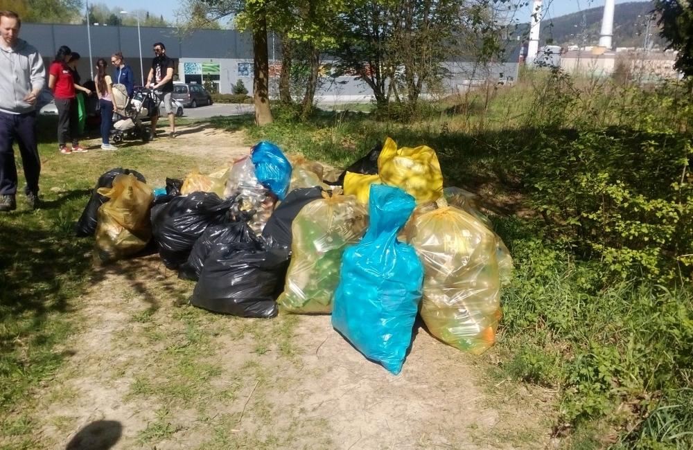 FOTO: Dobrovoľníci čistili odpadky aj na Vlčincoch v priestoroch za Billou, foto 5
