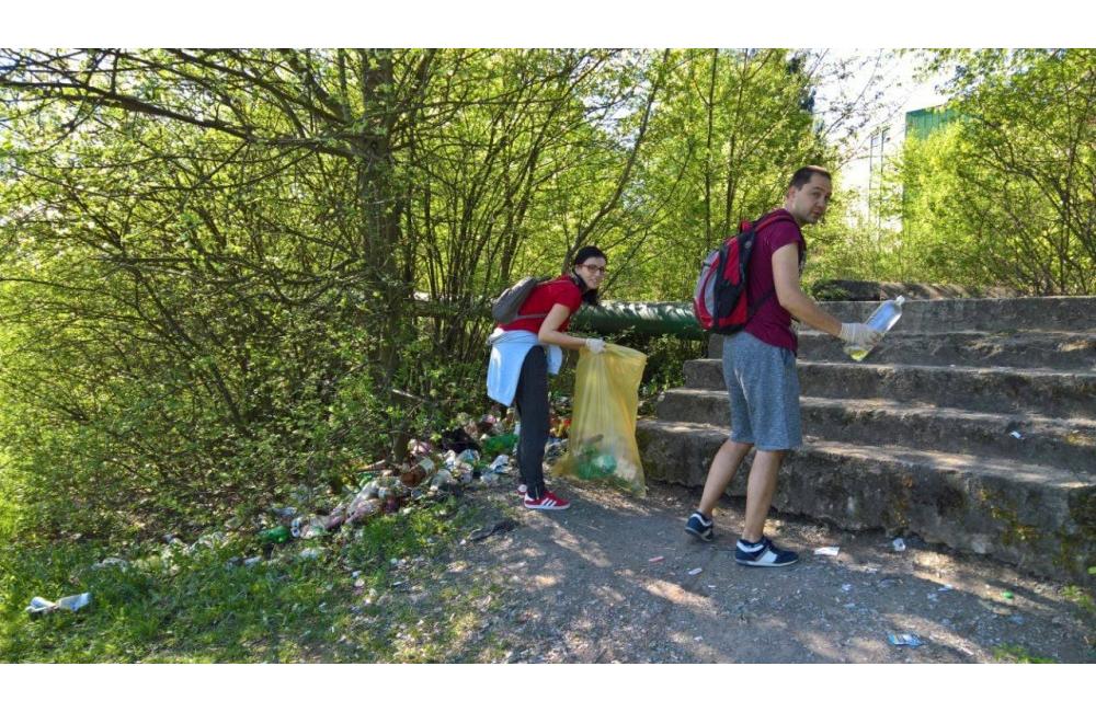 FOTO: Dobrovoľníci čistili odpadky aj na Vlčincoch v priestoroch za Billou, foto 20