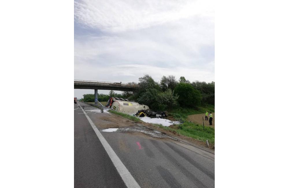 Na D1 zahynul 33-ročný Žilinčan, s plne naloženou cisternou zišiel z cesty a prevrátil sa, foto 3