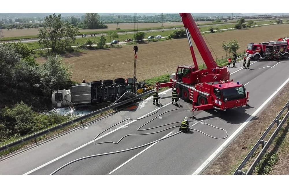 Na D1 zahynul 33-ročný Žilinčan, s plne naloženou cisternou zišiel z cesty a prevrátil sa, foto 6
