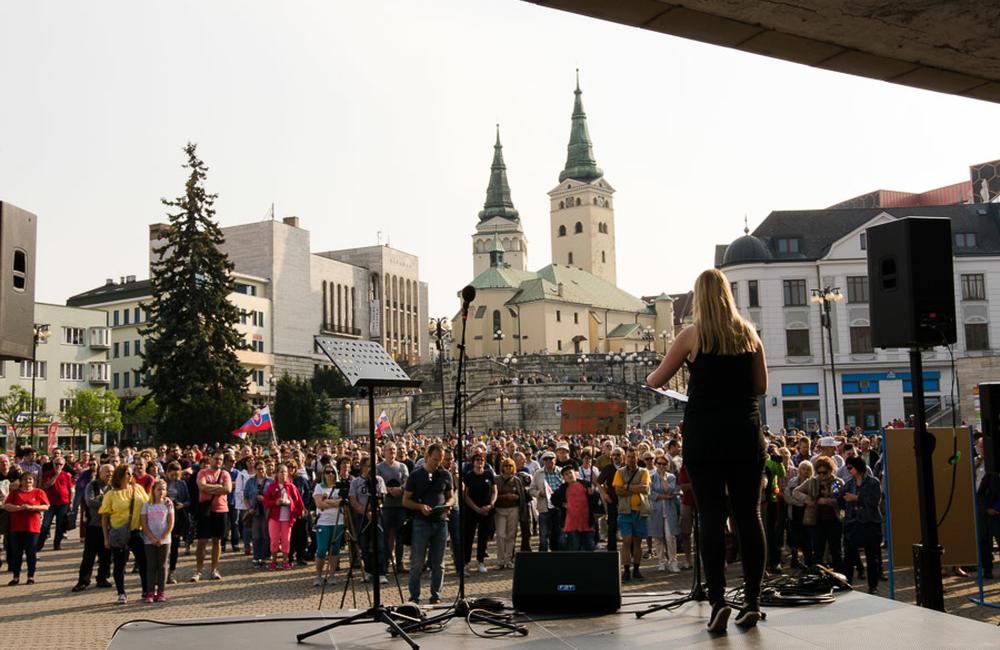 FOTO: Piatykrát vyšli Žilinčania do ulíc Za slušné Slovensko v predvečer plánovanej svadby , foto 15